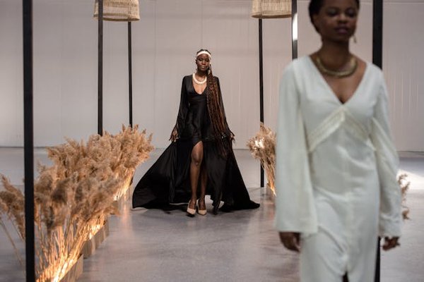 Comment choisir le bon type de vêtements pour une silhouette en V?