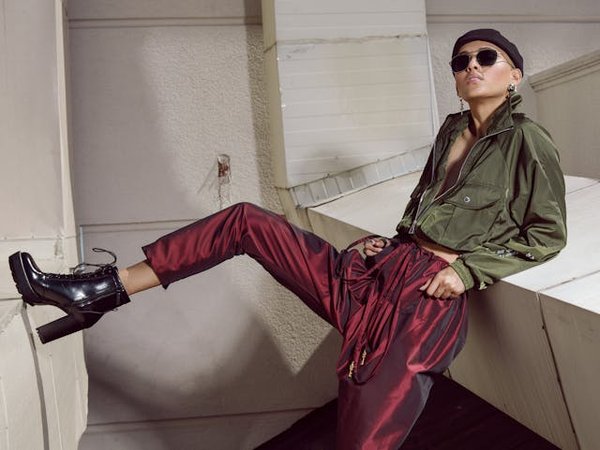 Quels conseils pour choisir des lunettes de soleil adaptées à un visage ovale?