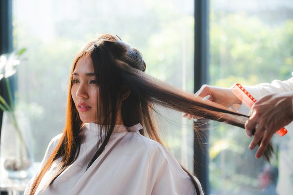 Quels sont les meilleurs conseils pour réussir une coupe de cheveux à la maison ?