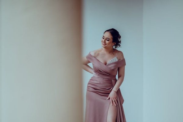 Comment choisir des accessoires minimalistes pour une tenue de soirée glamour?